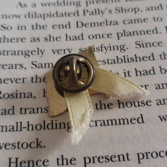 Vintage American Flag Pin - Picture 2 of 4